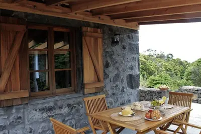 Image de \"Vinea Lava\" mit Blick auf das Wasser by Interhome