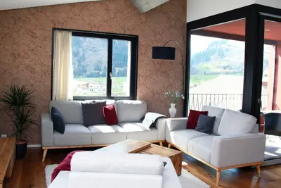 Image de moderne, komfortable Dachwohnung mit Bergsicht by Interhome