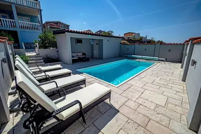 Image de mit Pool fernab vom Massetourismus 200m vom Meer by Interhome