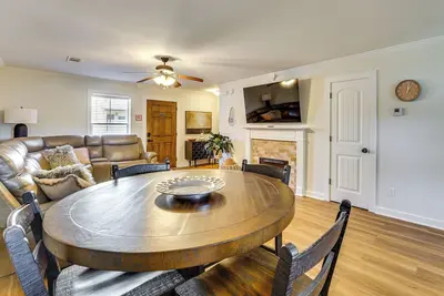 Image de 5 Mi to Univ of Arkansas: Cozy Townhome w/ Deck