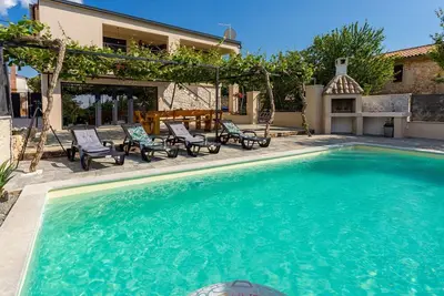 Image de Schönes Ferienhaus in Modrusani mit Großem Garten by Interhome