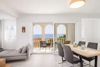 Image de Moderne, helle Ferienwohnung mit Meerblick by Interhome
