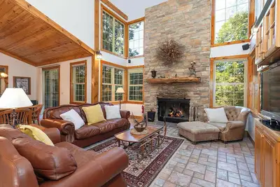 Image de Cedar Slope Sanctuary~ Sleeps12~Hot Tub~Sauna