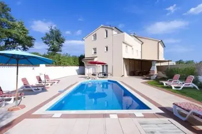 Image de Wunderschönes Ferienhaus in Cere mit Privatem Pool by Interhome