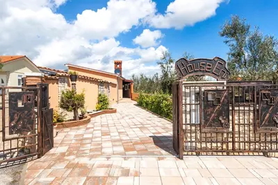 Image de Haus im Industriestil Eni mit privatem Parkplatz by Interhome