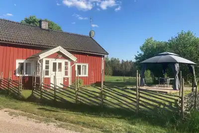 Image de Charmantes Holzhaus mit eigenem Ruderboot by Interhome