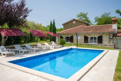 Image de Gemütliches Ferienhaus in Ružići mit Offenem Kamin by Interhome