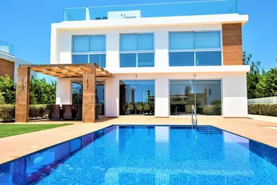 Image de Luxuriöse Villa mit privatem Pool und Whirlpool by Interhome