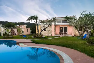 Image de Villa Thalassa mit Schwimmbad und Garten by Interhome