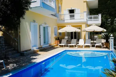 Image de Wunderschöne Villa mit Panoramablick auf das Meer by Interhome