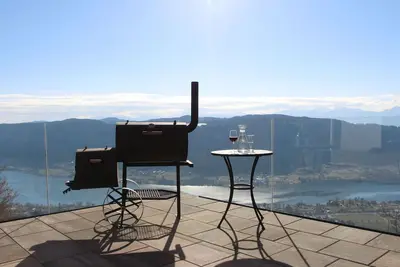 Image de Freistehendes Ferienhaus mit Blick auf den See by Interhome