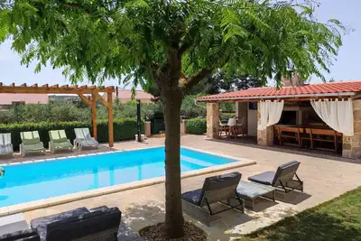 Image de Angenehmes Haus in Posedarje mit großem Garten by Interhome