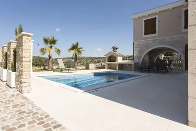 Image de Villa Elena mit Pool, nur 60 Meter zum Meer by Interhome
