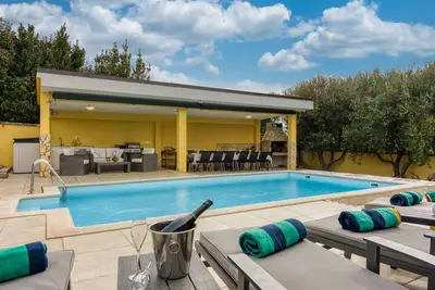 Image de Charmante Familienvilla für 14 Personen in der Nähe von Porec by Interhome
