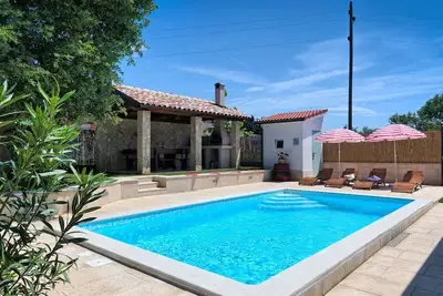 Image de Haus Daniela mit überdachter Terrasse und Pool by Interhome