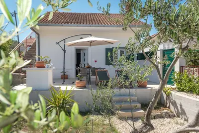Image de Modernes Ferienhaus mit Terrasse und Meerblick by Interhome