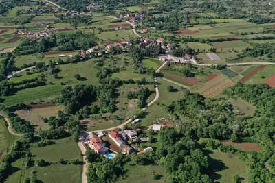 Image de Wunderschönes Ferienhaus in Cere mit Privatem Pool by Interhome