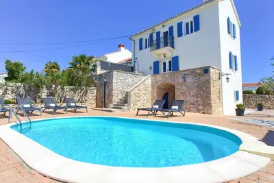 Image de Steinvilla Margaret mit Pool und besonderem Flair by Interhome