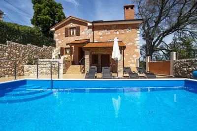 Image de Geräumiges Ferienhaus in Brseč mit Privatem Pool by Interhome