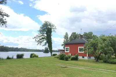 Image de mit Garten und Holzterrasse am See by Interhome