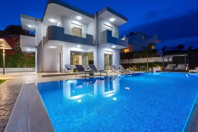 Image de Moderne Villa mit Hügel- und Meerblick by Interhome