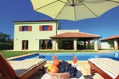 Image de Luxuriöse Villa mit riesigem Olivenbaum-Garten, Sonnenterrasse, großem Pool und by Interhome