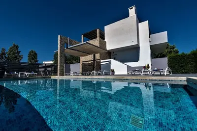 Image de Villa \"Xenos\" mit Blick auf das Wasser by Interhome