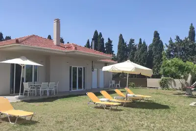 Image de Sea Breeze Villa, atemberaubender Garten mit Meerblick by Interhome