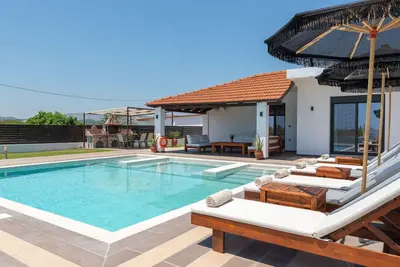 Image de Elysianische Villa in der Nähe des Dorfes Afantou by Interhome