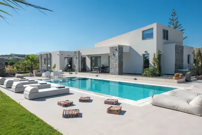Image de Luxuriös gestaltete Villa mit privatem Pool by Interhome