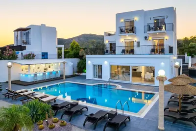 Image de Charmante Diamond Villa in der Nähe von Gennadi Strand by Interhome