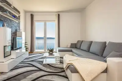 Image de Große Wohnung in Omiš mit Möbliertem Balkon by Interhome