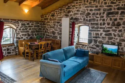 Image de Open Space Penthouse im Schloss mit Seeblick by Interhome