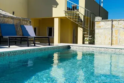 Image de Großes Ferienhaus zur alleinigen Nutzung mit Pool by Interhome