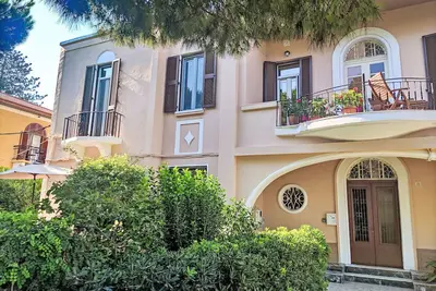 Image de Wohnung mit Meerblick und großer Terrasse by Interhome