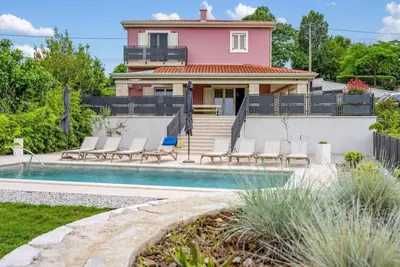 Image de Villa Violette mit Pool nahe Stadtzentrum by Interhome