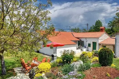 Romantische Villa mit weitläufigem Garten by Interhome