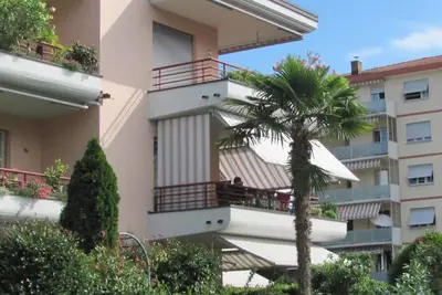 Image de 2 Zimmer Gartenwohnung mit Pool by Interhome