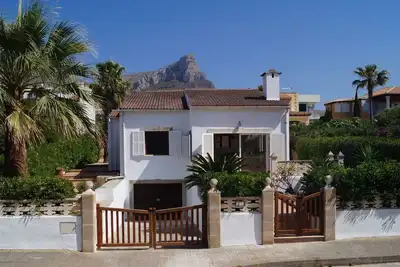 Image de Romantisches Ferienhaus am Meer by Interhome