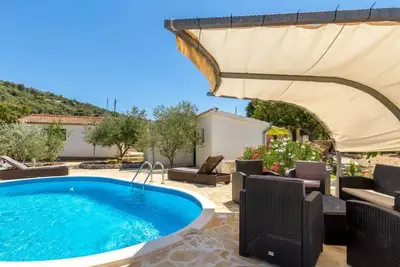 Image de Hütte mit Garten, Grill und Terrasse by Interhome