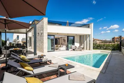 Image de Luxuriöse Villa mit Pool und Whirlpool in Porec by Interhome
