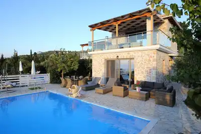 Image de Luxuriöse Steinvilla Emily nahe dem Strand von Mylos by Interhome