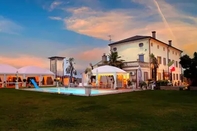 Image de Tenuta \"Villa Dalla Benetta\" Pool - Wassermassage by Interhome