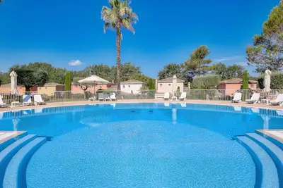 Image de Moderne Wohnung in Mougins mit eigenem Garten by Interhome