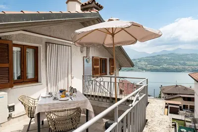 Image de Gioia del Verde - Raum, Terrasse und Seeblick by Interhome