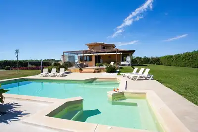 Image de Can Vanrell, mit Schwimmbad, Jacuzzi und Rasenfläche. by Interhome