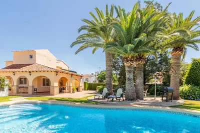Image de Haus mit privatem Pool, Garten und privatem Park by Interhome