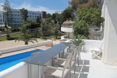 Image de Wohnung in Cala D'or mit gemeinsamem Pool, Terrasse und Garten by Interhome