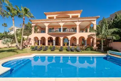 Image de Luxuriöse Villa mit beheiztem Pool und Whirlpool by Interhome