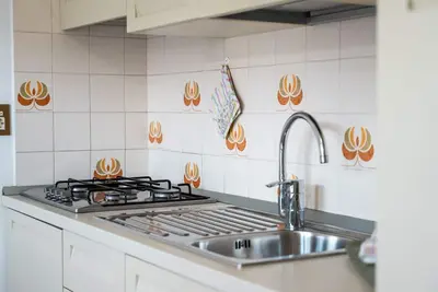 Image de Ruhige Drei-Zimmer-Wohnung im Grünen mit Seeblick by Interhome